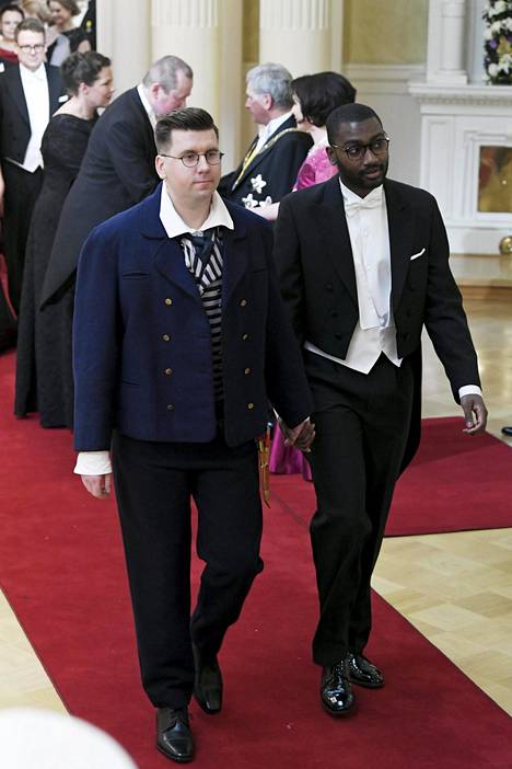 Sebastian Tynkkynen (ps.) oli pukeutunut Keski-Pohjanmaan kansallispukuun. Poikaystävä Alan Da Silva luotti perinteisempään frakkiin.