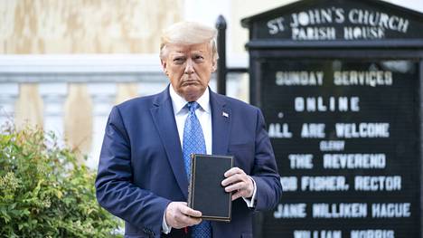 Donald Trump kuvattuna Raamatun kanssa vuonna 2020. Trump on kertonut, että Raamattu on hänen lempikirjansa. Parasta kohtaa hän ei ole kuitenkaan suostunut siteeraamaan.