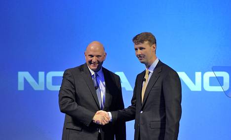 Microsoftin toimitusjohtaja Steve Ballmer ja Nokian hallituksen puheenjohtaja Risto Siilasmaa kättelivät puhelinkauppojen merkiksi vuonna 2014. 