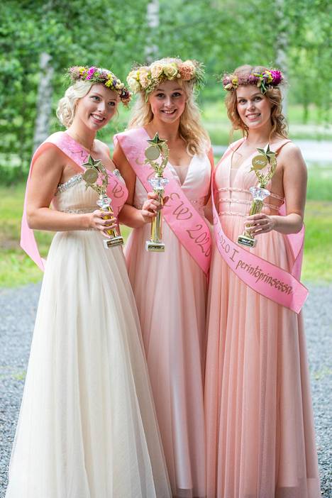Toinen perintöprinsessa Alisa Vornanen, voittaja Emilia Kaskinen ja ensimmäinen perintöprinsessa Katri Pälve poseerasivat yhdessä kilpailun jälkeen.