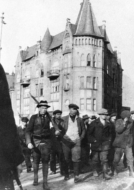 Punakaartilaisia Helsingissä keväällä 1918.