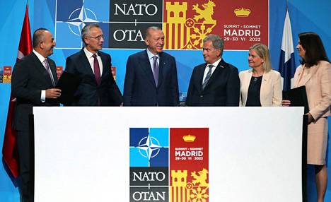 Turkin, Suomen, Ruotsin ja Naton johtajat poseerasivat tiistaina Madridissa allekirjoitettuaan yhteisymmärrysasiakirjan.