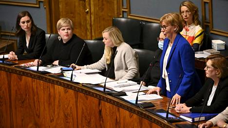 Valko-Venäjän tilanne oli torstaisen eduskunnan kyselytunnin ykkösaihe. Kysymykseen vastaamassa oikeusministeri Anna-Maja Henriksson (seisomassa).