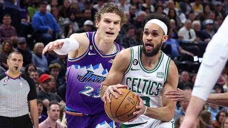 Boston Celticsin takamies Derrick White jätti Utah Jazzin laitahyökkääjän Lauri Markkasen taakseen lauantaina Salt Lake Cityssä.