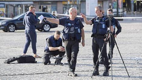 Poliisit havainnollistivat Turun puukotustilannetta aamulla.
