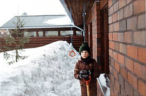 Antti Kaikkonen (kesk) oli kuusivuotias, kun hänen vanhempansa hankkivat uuden kodin Varstantieltä Tuusulan Hyrylästä