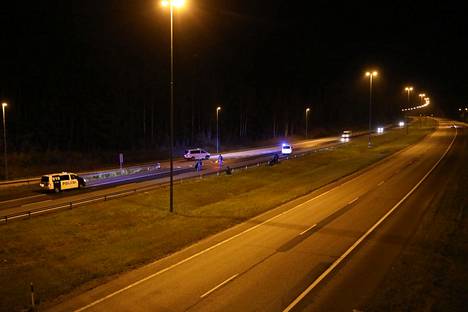 Poliisit pysäyttivät ja tarkastivat autoja Porvoonväylällä.
