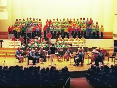 Finlandia-talon konsertissa vuonna 1975 kuultiin Klaus Järvisen sävellys Juhlamusiikkia ihmisille, jonka esitti kaksi kuoroa ja kaksi orkesteria.