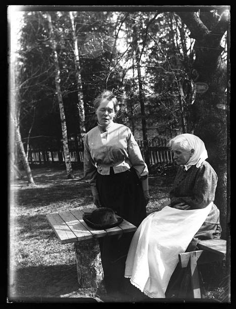 Einar Reuter kuvasi Helenen ja Olga-äidin Hyvinkäällä noin 1916.