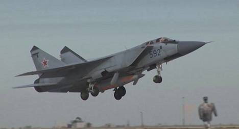 MiG-31-hävittäjä nousee ilmaan esittelyvideolla.