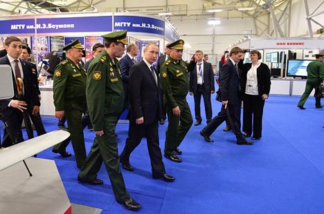 Presidentti Vladimir Putin kierteli näyttelyn sisähallia puolustusministeri Sergei Shoigun kanssa.