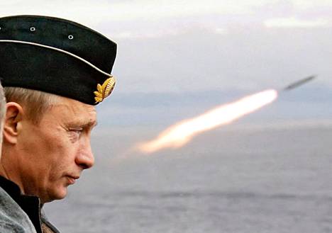 Venäjän presidentti Vladimir Putin seurasi merisotaharjoitusta ohjusristeilijä Pietari Suuren kannella vuonna 2005.