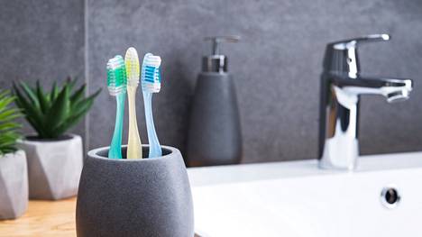 Hampaat tulisi pestä huolellisesti fluorihammastahnalla kaksi kertaa päivässä, eikä hammasvälien puhdistusta saisi unohtaa.