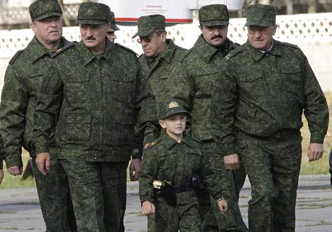 5-vuotias Nikolai Lukashenka seurasi isänsä kanssa Valko-Venäjän armeijan sotaharjoituksia asianmukaisesti pukeutuneena 2009.