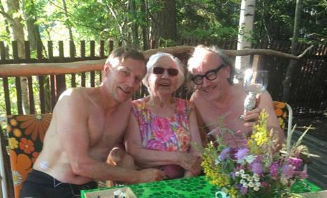 Loppi 2019. ”Äiti ja hänen kaksi poikaansa kesämökillämme Kerityssä. Äiti oli täyttänyt vähän aikaisemmin 92 vuotta.”