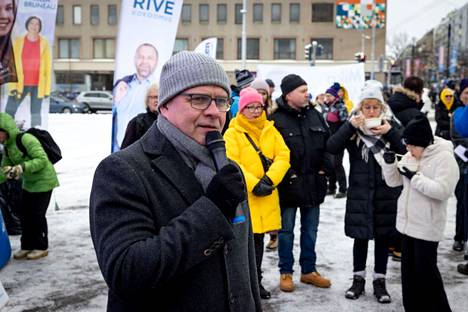 Petteri Orpo puhui yleisölle Lahden vanhan linja-autoaseman edustalla. Hän ennusti kokoomukselle vaalivoittoa.