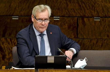 Antti Rinteen johtama perustuslakivaliokunta kehotti hallitusta valmistelemaan tartuntatautilakiin maskipakon.
