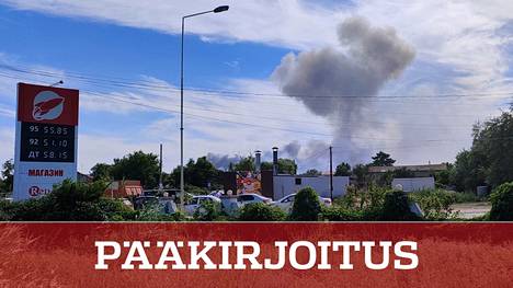 Räjähdysten nostattamat savupilvet nousivat Sakyn lentotukikohdasta läheltä Novofedorivkaa tiistaina.