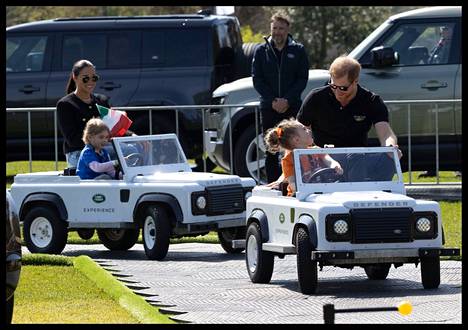 Herttuapari hurvitteli lasten autokilpailussa Invictus Gamesin avajaisissa.