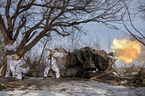 Ukrainan sotilaat taistelemassa Venäjän joukkoja vastaan lähellä Bahmutin etulinjaa 24. helmikuuta.