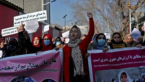 Afganistanilaisnaiset osoittivat mieltään oikeuksiensa puolesta joulukuussa 2021. 