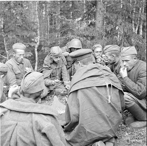 Sotavangit syövät hernekeittoa. Kuva päivätty heinäkuulle 1941.