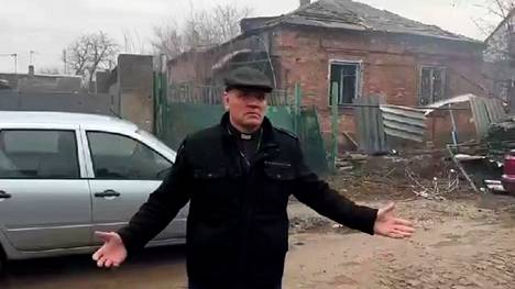 Gennady Mokhnenko Mariupolin kaupungissa. Useita taloja on tuhoutunut räjähdyksissä.