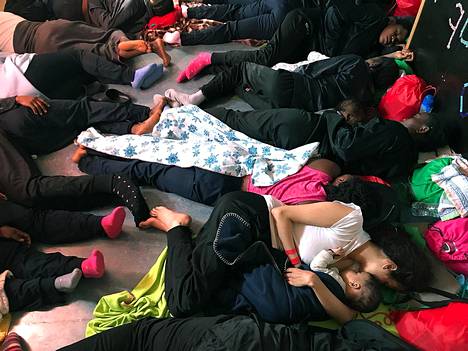 Välimerestä pelastetut pakolaiset lepäävät Aquariuksella torstaina. Lääkärit ilman rajoja -järjestön mukaan monet matkustajat kärsivät merisairaudesta.