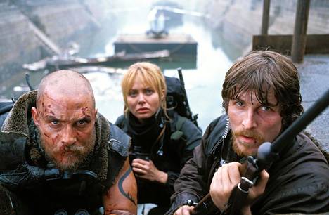 Matthew McConaughey, Izabella Scorupco ja Christian Bale elokuvassa Tulen valtakunta.