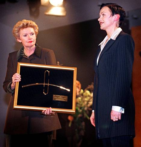Maaherra Tuula Linnainmaa ojensi suomalaisen muotialan palkinnon Kultaisen Vaatepuun Ritva-Liisa Pohjalaiselle Helsingin muotimessuilla 1998.