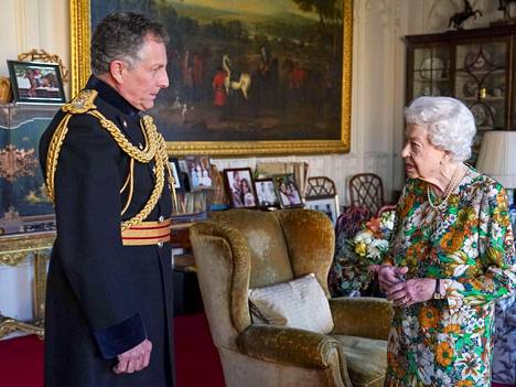 Britannian asevoimien komentajan tehtävän marraskuun lopulla jättävä kenraali Nick Carter kävi tervehtimässä kuningatarta.