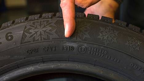 Jos renkaita kierrättää, kannattaa niiden alkuperäinen paikka merkitä vaihdon ajaksi vaikkapa liidulla renkaan kylkeen. Tämä johtuu siitä, ettei renkaan pyörimissuuntaa pidä muuttaa.