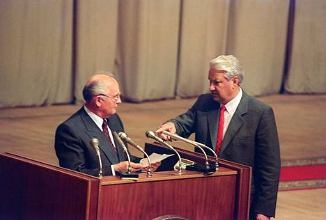 Kun Neuvostoliitto kaatui, sen perintöä jatkamaan jäi Boris Jeltsinin johtama Venäjä. Gorbatshov ja Jeltsin esiintyivät lehdistötilaisuudessa Moskovassa 1991.