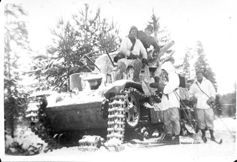 Suomalaisten valtaama tankki Summassa vuonna 1940. Ukrainassa käytävään sotaan löytyy talvisodasta yhtäläisyyksiä, mutta myös eroja.
