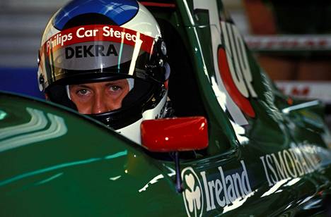 Schumacher Benettonin ohjaamossa.
