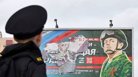 Venäjä lähetti Ukrainaan vajaamiehitettyjä ja laajaan alueelliseen sotaan soveltumattomia yhtymiä. Kuva rekrytointijulisteesta Pietarissa lokakuussa 2022.