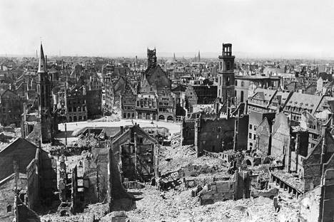Näkymä Frankfurtissa toisen maailmansodan pommitusten jäljiltä oli karu.