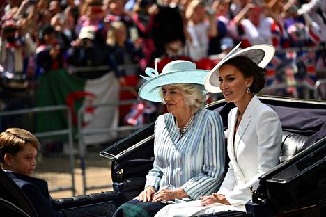 Trooping the Colour on perinteinen kuningatar Elisabetin syntymäpäivän kunniaksi järjestettävä juhlaparaati.