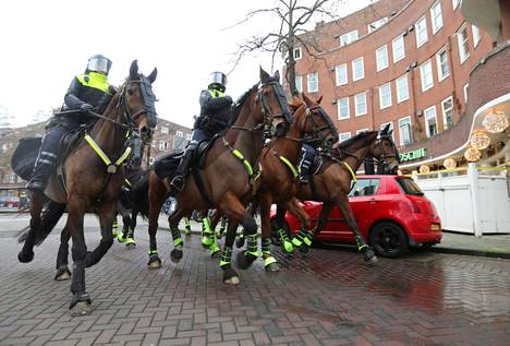 Poliisihevosia Amsterdamin kaduilla 24. tammikuuta 2021.