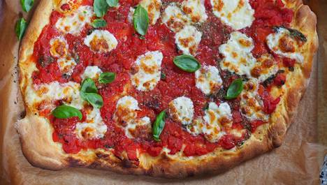 Napolilaisen pizzan pohja on vähän paksumpi kuin roomalaisen. Reunat ovat mukavan paksut ja rapeat.