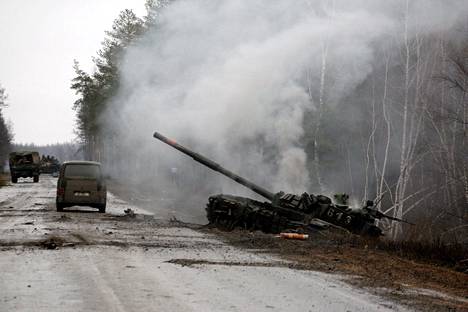 Tuhottu venäläinen tankki Luhanskin alueella lauantaina. 