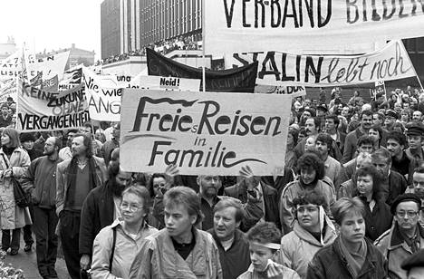 Itäsaksalaiset osoittivat mieltä Berliinissä 4. marraskuuta 1989. Muurin murtuminen viisi päivää myöhemmin oli yllätys Stasille ja KGB:lle.