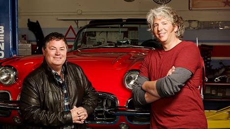 Mike Brewer (vasemmalla) on luotsannut Wheeler Dealers -sarjaa 20 vuotta. Oikealla sarjan pitkäaikaisin mekaanikko, Edd China.