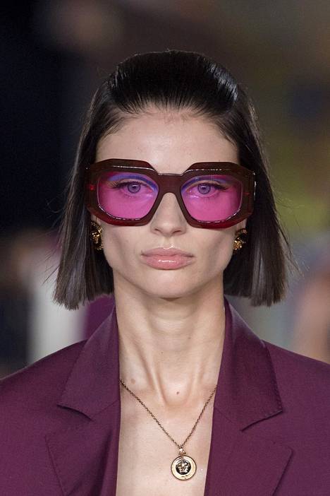 Versacen tämän kevään ja kesän malliston muotinäytöksessä mallit astelivat lavalle kookkaissa kehyksissä.