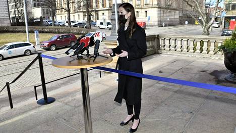 Pääministeri Sanna Marin tapasi mediaa Säätytalon portailla Helsingissä keskiviikkona.