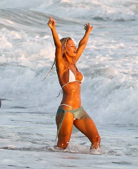 Hääonnea rannalla! Lily James kuvattiin Pamela Andersonin roolissa hääkohtauksen aikana.