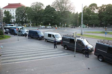 Poliisi eristi Varsapuistikon ja valtiotieteellisen tiedekunnan päärakennuksen välissä olevan pätkän Unioninkatua ja poisti mielenosoittajat paikalta. 12 mielenosoittajaa otettiin kiinni.