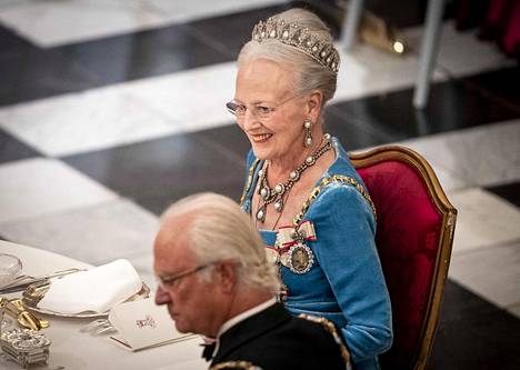 50 vuotta hallinnut Tanskan kuningatar Margareeta II juhlisti pitkää valtakauttaan syyskuussa. Läsnä oli muun muassa Ruotsin kuningas Kaarle XVI Kustaa (etualalla).