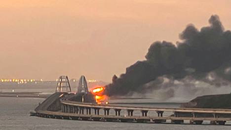 Voimakas pommi katkaisi osan Kertshinsalmen sillasta lokakuussa 2022.
