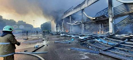 Ostoskeskus tuhoutui ohjusiskussa ja sitä seuranneessa palossa lähes kokonaan. Vain rauniot ovat jäljellä.